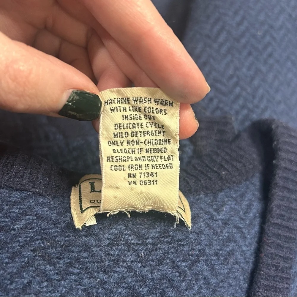 LL Bean V-Neck Sweater Vest Men’s Medium 100% Lambs Wool Herringbone Navy Blue